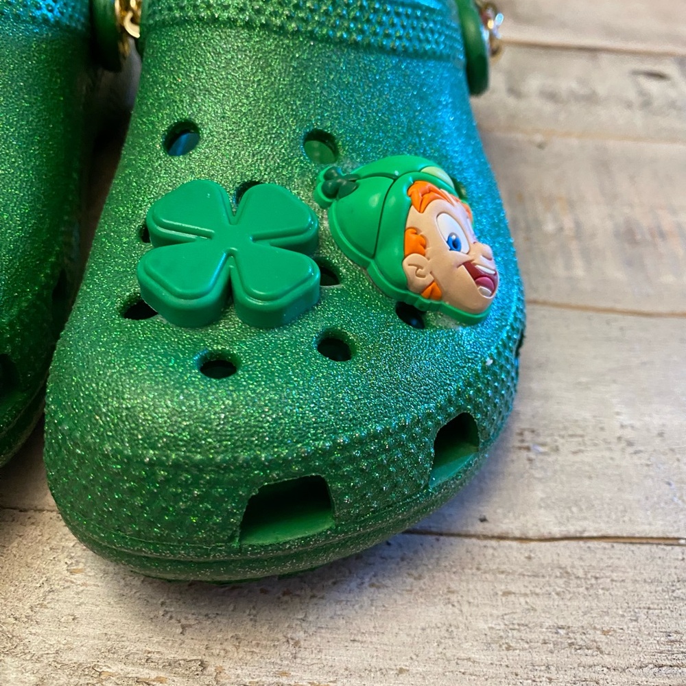 CROCS “Lucky Charms” Kids Unisex Clogs Size 11 Green Glitter Charms Like New - Picture 4 of 15